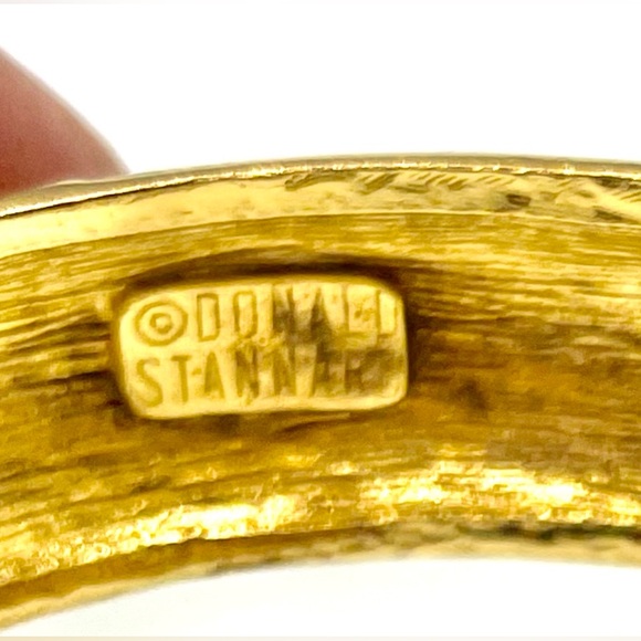 Vintage Signed Donald Stannard Gold Tone Enamel Hinged Bracelet Bangle - Picture 4 of 10